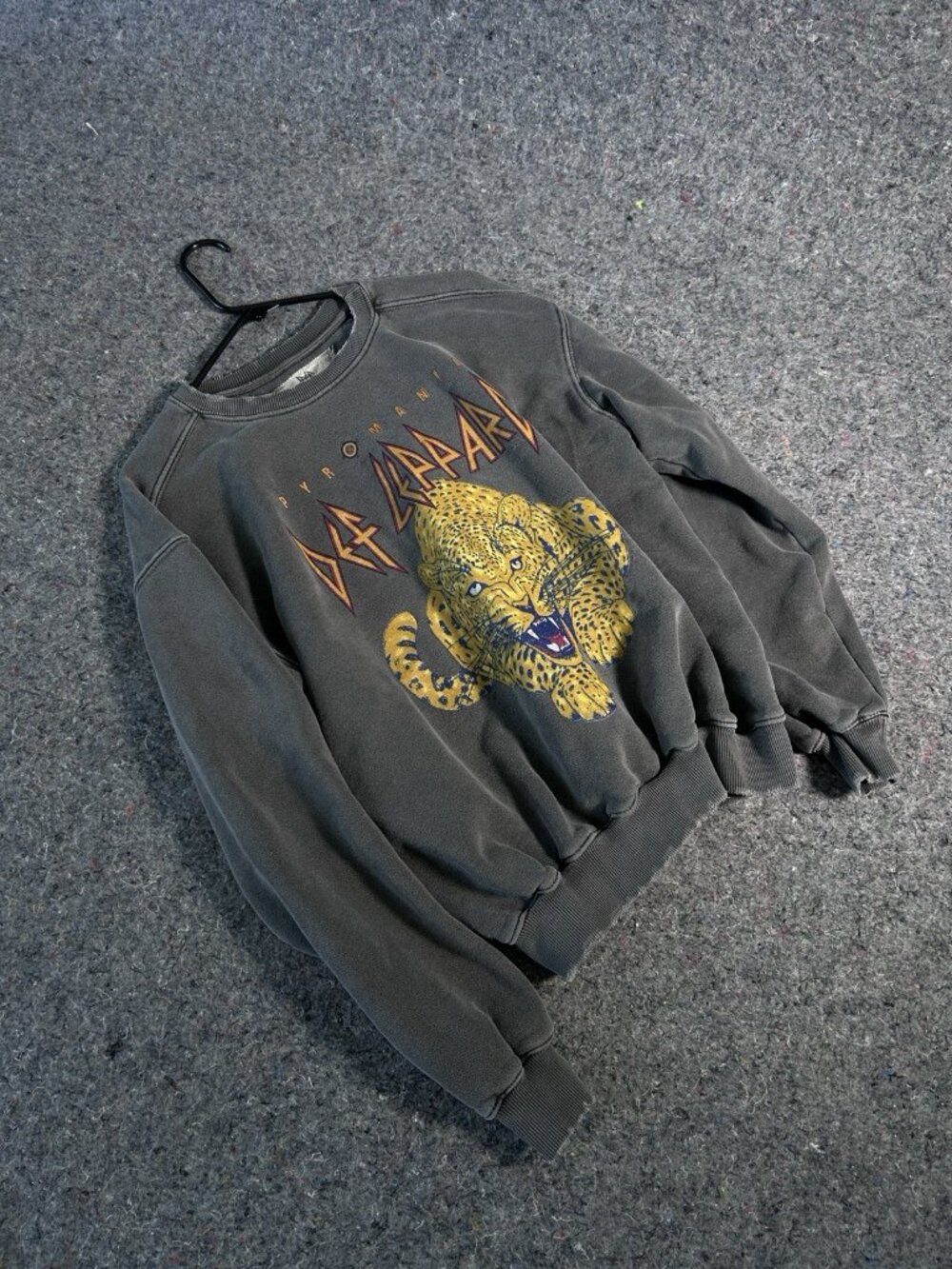 Def Leppard x People Of Leisure Pyromania Sweatshirt Men’s M  Distressed Wash